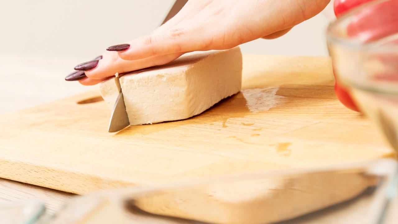 Naturbelassenes Tofu schmeckt neutral und lässt sich nach Geschmack mit Gewürzen aufpeppen.