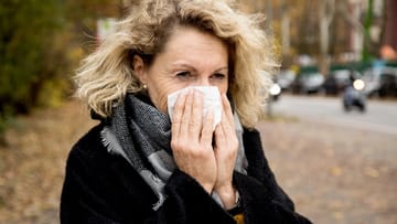 Schnupfen ist ein typisches Erkältungssymptom.