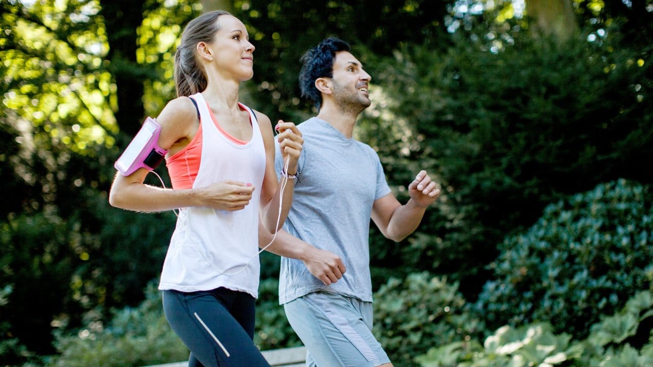Regelmäßig an der frischen Luft joggen hält fit und beugt Erkältungen vor.