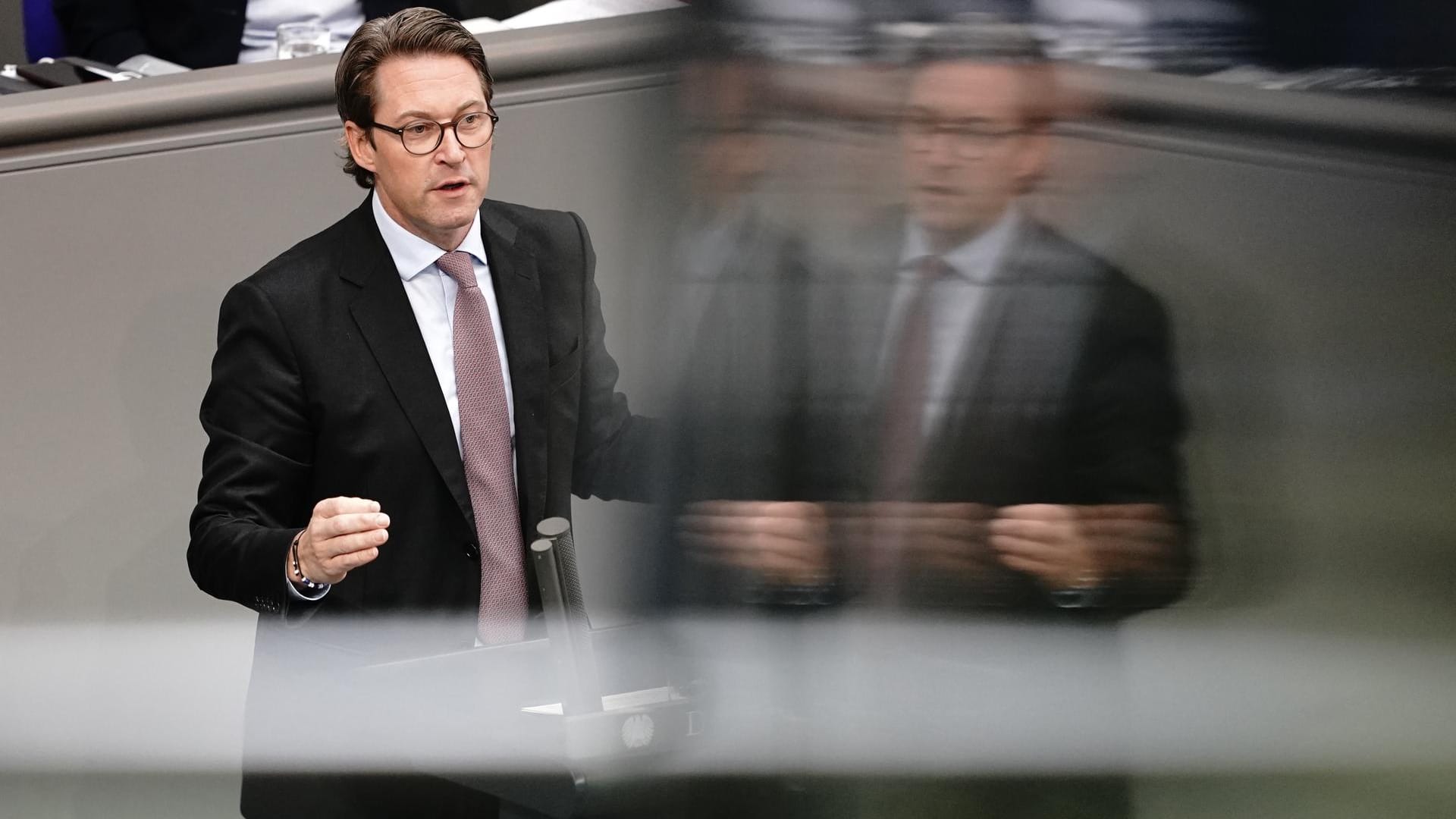 Andreas Scheuer hält sich im Amt, obwohl die Maut längst nicht seine einzige Baustelle ist. Andere Minister sind früher schon aus viel geringeren Anlässen zurückgetreten. Nur einige Beispiele in der Fotostrecke.