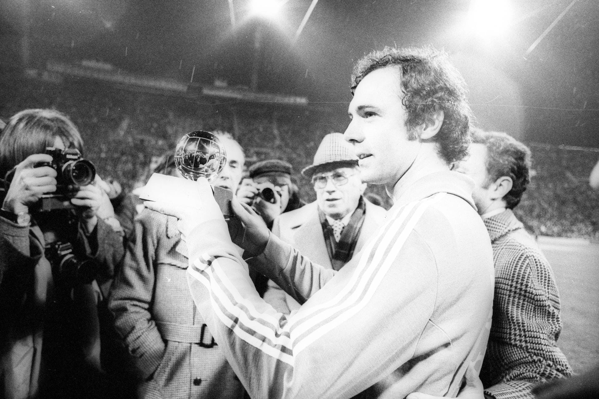 Franz Beckenbauer: Der Kaiser erhielt die Trophäe für Europas Fußballer des Jahres gleich zwei Mal. 1972 sowie 1976.