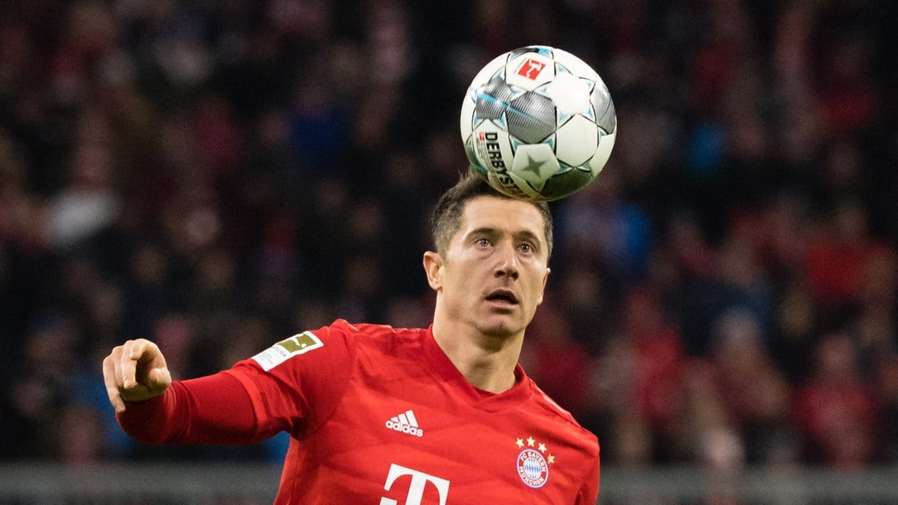 Stürmerstar Robert Lewandowski von Triple-Gewinner FC Bayern München ist Europas Fußballer des Jahres. Stürmerstar Robert Lewandowski von Triple-Gewinner FC Bayern München ist Europas Fußballer des Jahres.