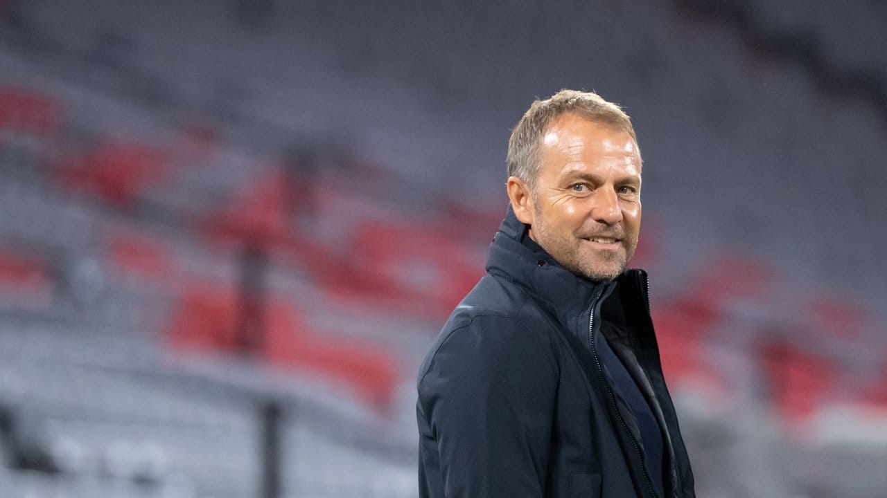 Triple-Gewinner Hansi Flick ist von der Europäischen Fußball-Union als Trainer des Jahres geehrt worden. Triple-Gewinner Hansi Flick ist von der Europäischen Fußball-Union als Trainer des Jahres geehrt worden.