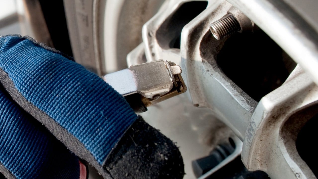 Mehr Puste für die Pause: Den Druck der Reifen können Oldiebesitzer beim Einmotten etwas erhöhen.