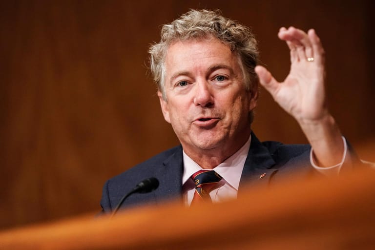 Der republikanische US-Senator Rand Paul hatte sich am 16. März testen lassen. Obwohl der Test positiv ausfiel, nahm er noch an Sitzungen teil und trainierte im Fitnessstudio. Mehrere Kontaktpersonen mussten daraufhin in Quarantäne.