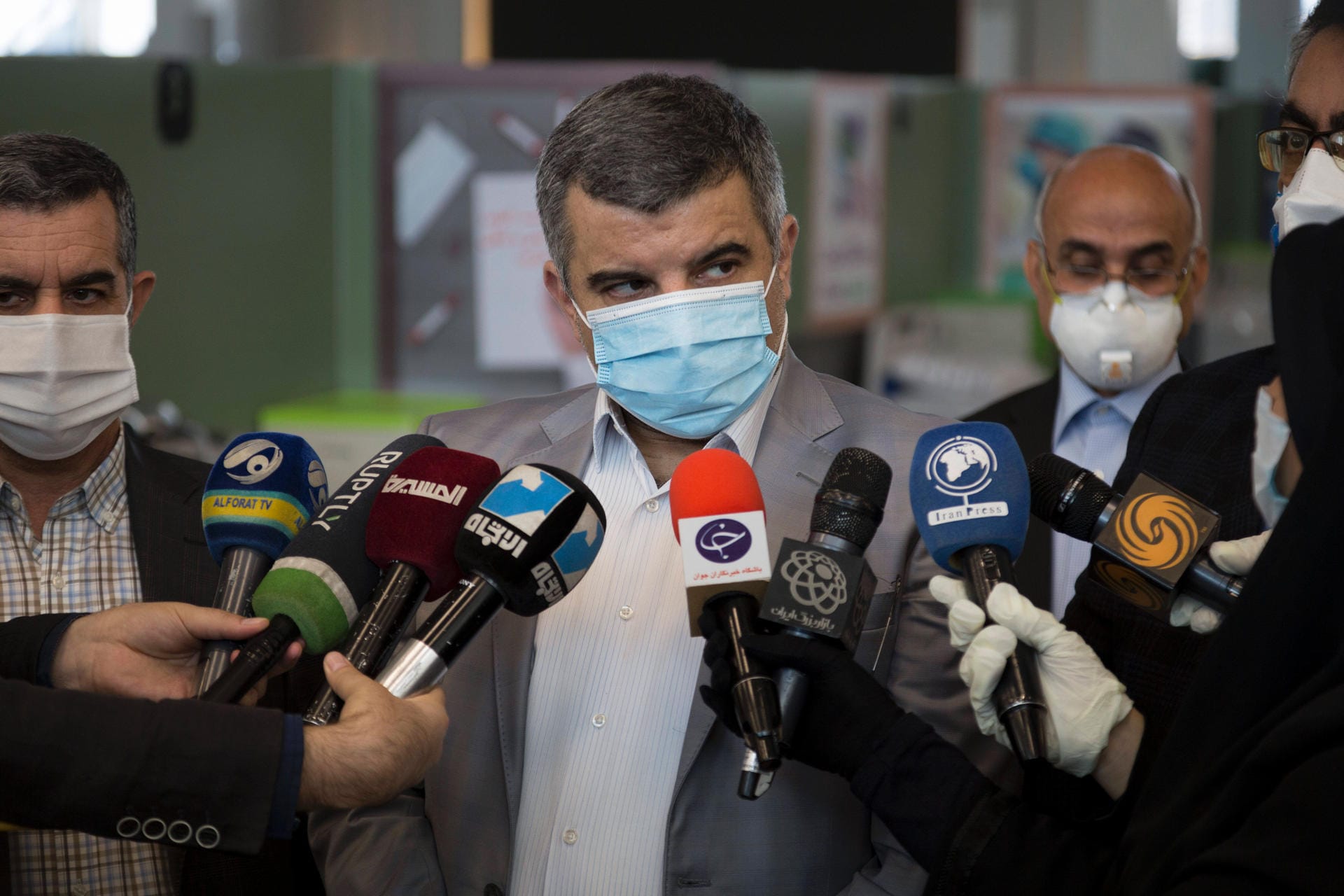 Irans stellvertretender Gesundheitsminister Iraj Harirchi gehörte zu den ersten Politikern, die positiv auf Corona getestet wurden. Am 25. Februar wurde seine Infektion bekannt. Kurz zuvor hatte er das Virus noch kleingeredet.