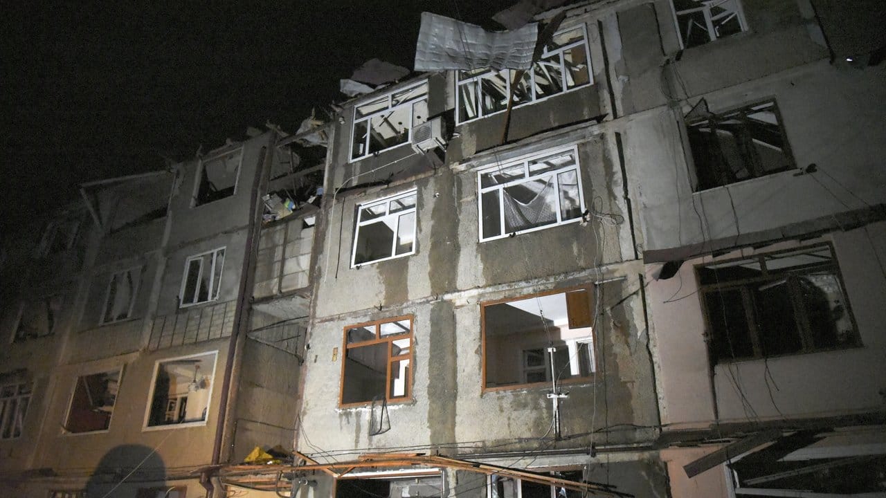 Blick auf ein Wohnhaus, welches bei den Kämpfen zwischen den aserbaidschanischen Streitkräften und der armenischen Armee in Stepanakert in Berg-Karabach beschädigt wurde.