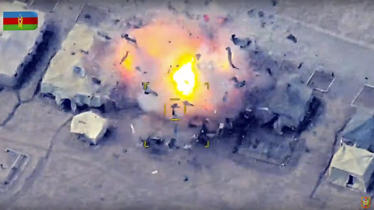 Das Videostandbild, das vom aserbaidschanischen Verteidigungsministerium zur Verfügung gestellt wurde, zeigt den Angriff auf ein Lager der armenischen Armee in Berg-Karabach.