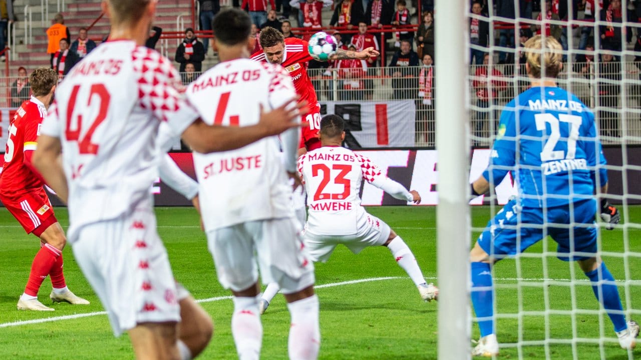 Max Kruse (M/hinten) trifft für Union Berlin zum 1:0 gegen Torwart Robin Zentner (r) vom FSV Mainz 05. Max Kruse (M/hinten) trifft für Union Berlin zum 1:0 gegen Torwart Robin Zentner (r) vom FSV Mainz 05.