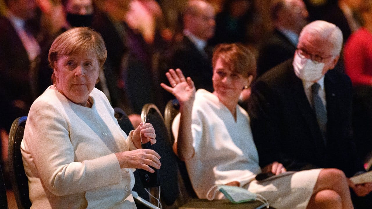 Bundeskanzlerin Angela Merkel, "First Lady" Elke Büdenbender (M) und Bundespräsident Frank-Walter Steinmeier beim Festakt in der Metropolis-Halle.