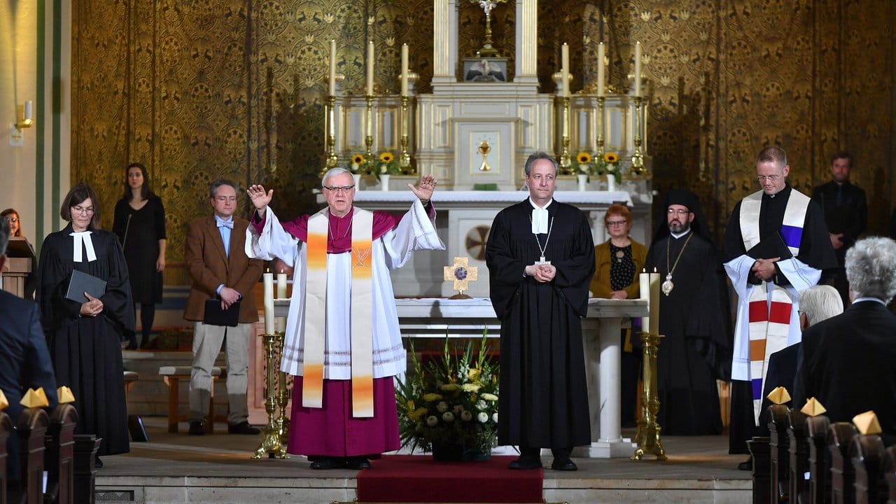 Den Gottesdienst leiteten der Berliner Erzbischof Heiner Koch (Mitte l) und der Bischof der Evangelischen Kirche Berlin-Brandenburg-schlesische Oberlausitz, Christian Stäblein.