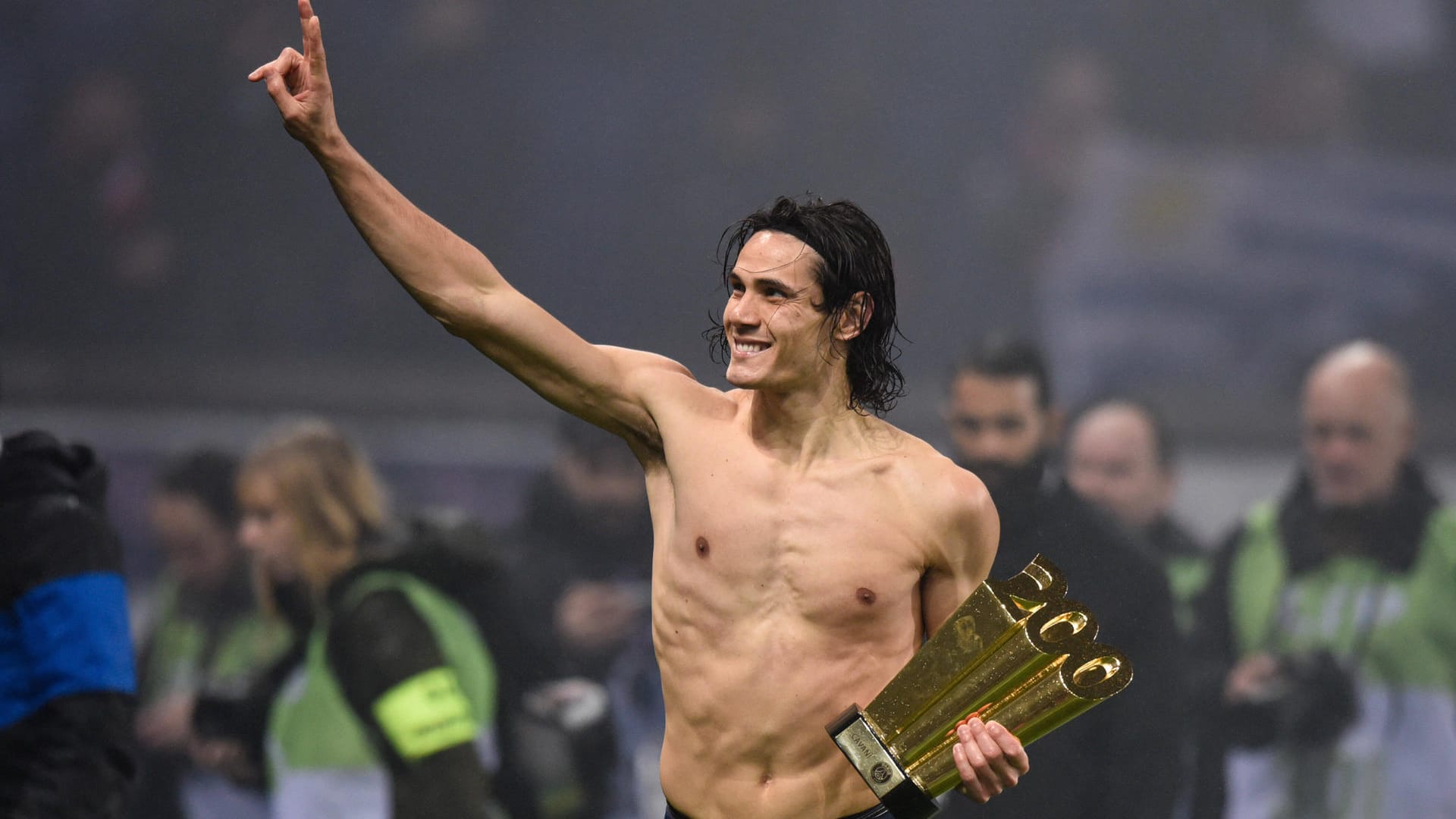 Edinson Cavani (vereinslos): Der Torjäger verließ Paris Saint-Germain im vergangenen Sommer, sein Vertrag lief aus. Seitdem ist Cavani ohne Klub, doch das soll sich jetzt ändern. Medienberichten zufolge steht der Uruguayer kurz vor einem Wechsel zu Manchester United. Die "Red Devils" wollen Cavani für zwei Jahre unter Vertrag nehmen.