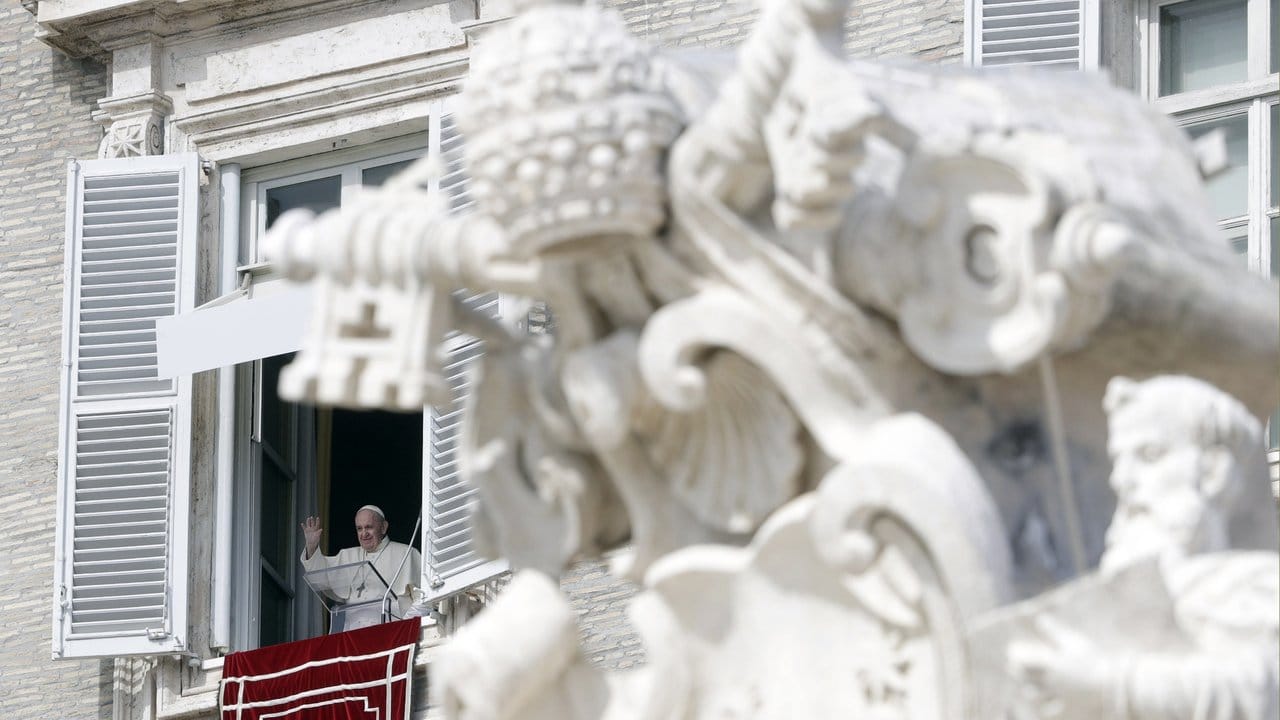 Papst Franziskus winkt während des Angelus-Mittagsgebets aus seinem Atelierfenster mit Blick auf den Petersplatz.