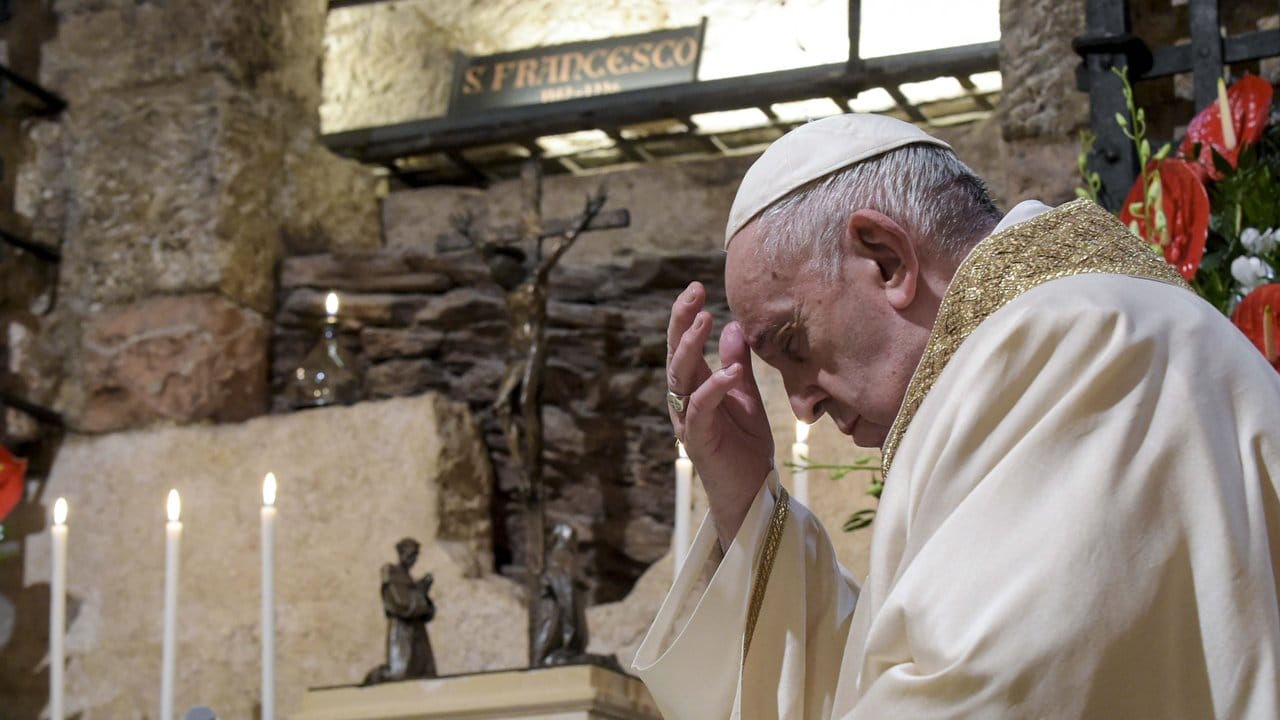 Papst Franziskus zelebriert die Messe in der Krypta der Basilika St.