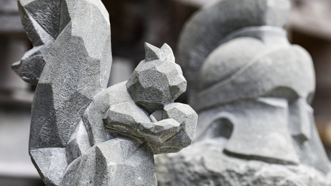 Angehende Steinbildhauer üben sich an verschiedenen Formen: Das Eichhörnchen und der Römerhelm sind Gesellenarbeiten aus der Steinbildhauerwerkstatt von Rainer Kühn. Angehende Steinbildhauer üben sich an verschiedenen Formen: Das Eichhörnchen und der Römerhelm sind Gesellenarbeiten aus der Steinbildhauerwerkstatt von Rainer Kühn.