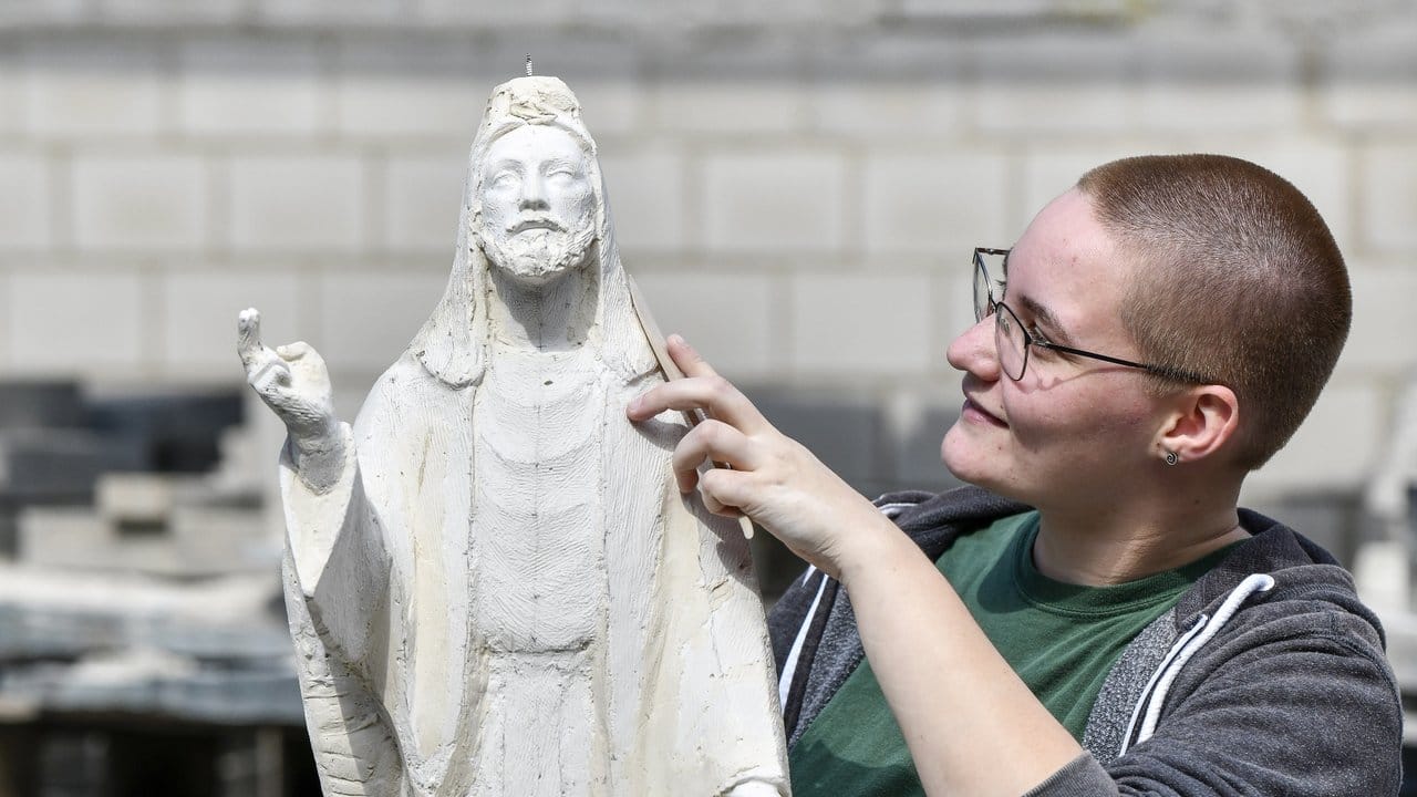 Als angehende Steinbildhauerin hat Lena Tilsner ein gutes Auge für Formen und Proportionen. Als angehende Steinbildhauerin hat Lena Tilsner ein gutes Auge für Formen und Proportionen.