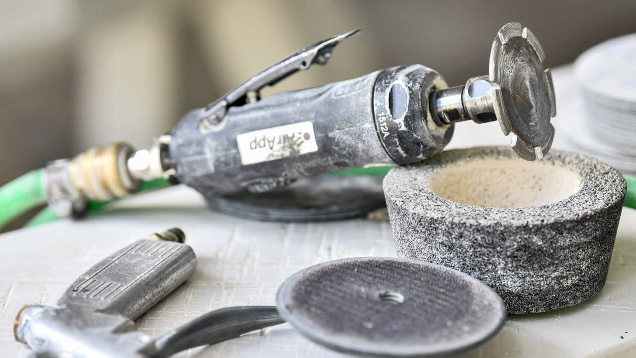 Dremel, Schleifring und Druckluftpistole: Für Ornamente, Reliefe oder Inschriften etwa auf Grabmalen brauchen Steinbildhauer passendes Werkzeug. Dremel, Schleifring und Druckluftpistole: Für Ornamente, Reliefe oder Inschriften etwa auf Grabmalen brauchen Steinbildhauer passendes Werkzeug.
