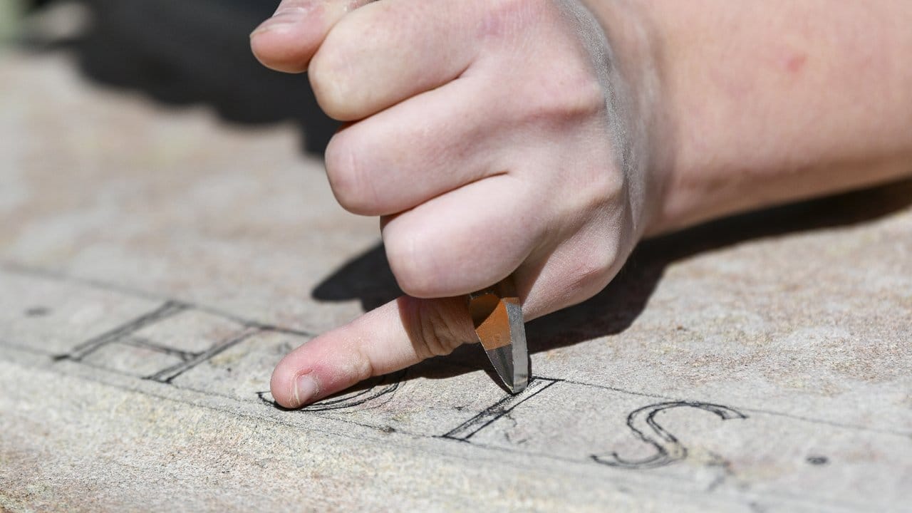 Erfordert Kraft und Präzision: Bei der Arbeit von Steinbildhauern gibt es keinen "Rückgängig"-Befehl. Erfordert Kraft und Präzision: Bei der Arbeit von Steinbildhauern gibt es keinen "Rückgängig"-Befehl.