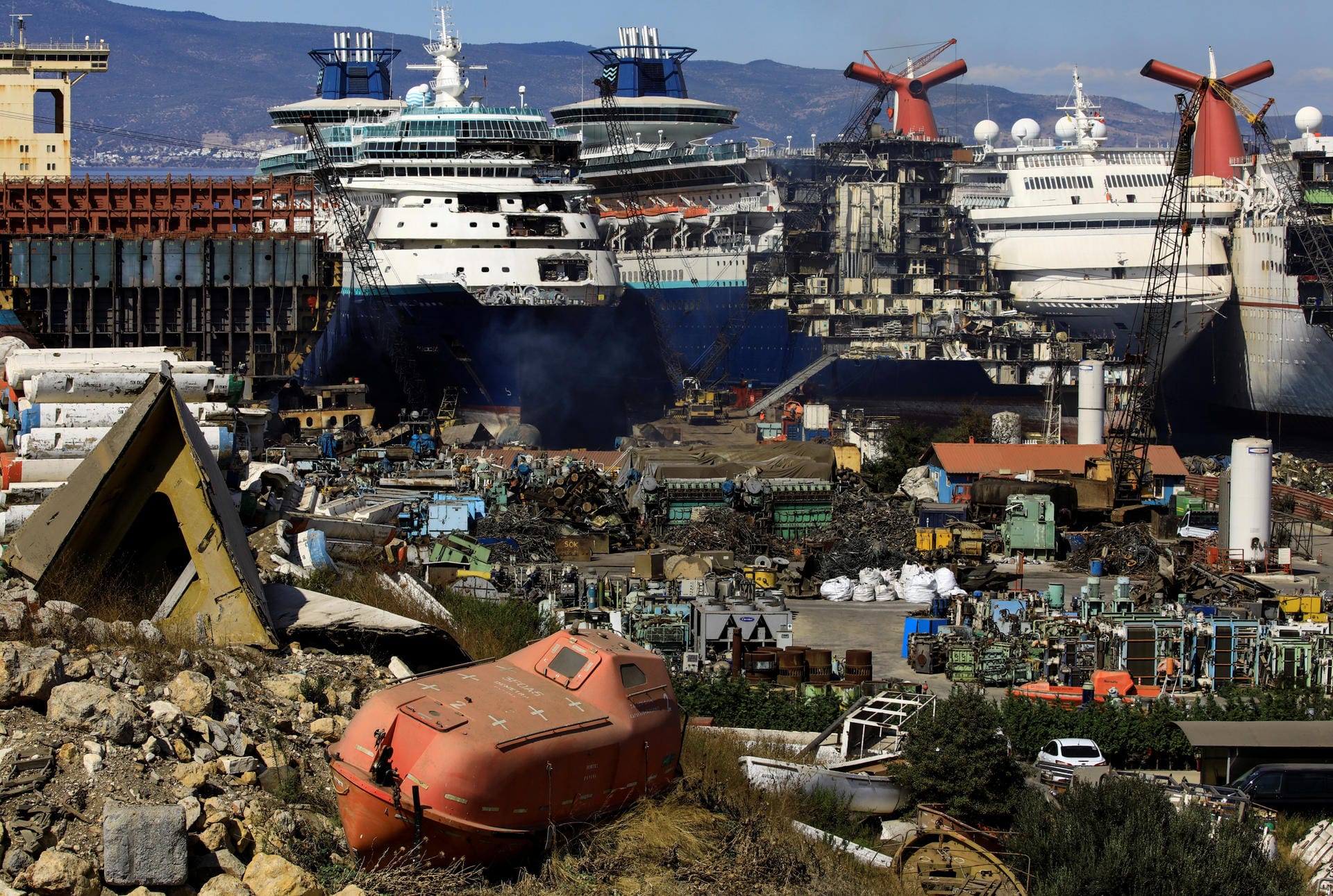 Sechs Monate braucht es laut der Nachrichtenagentur Reuters, um die Kreuzfahrtschiffe auseinanderzubauen.