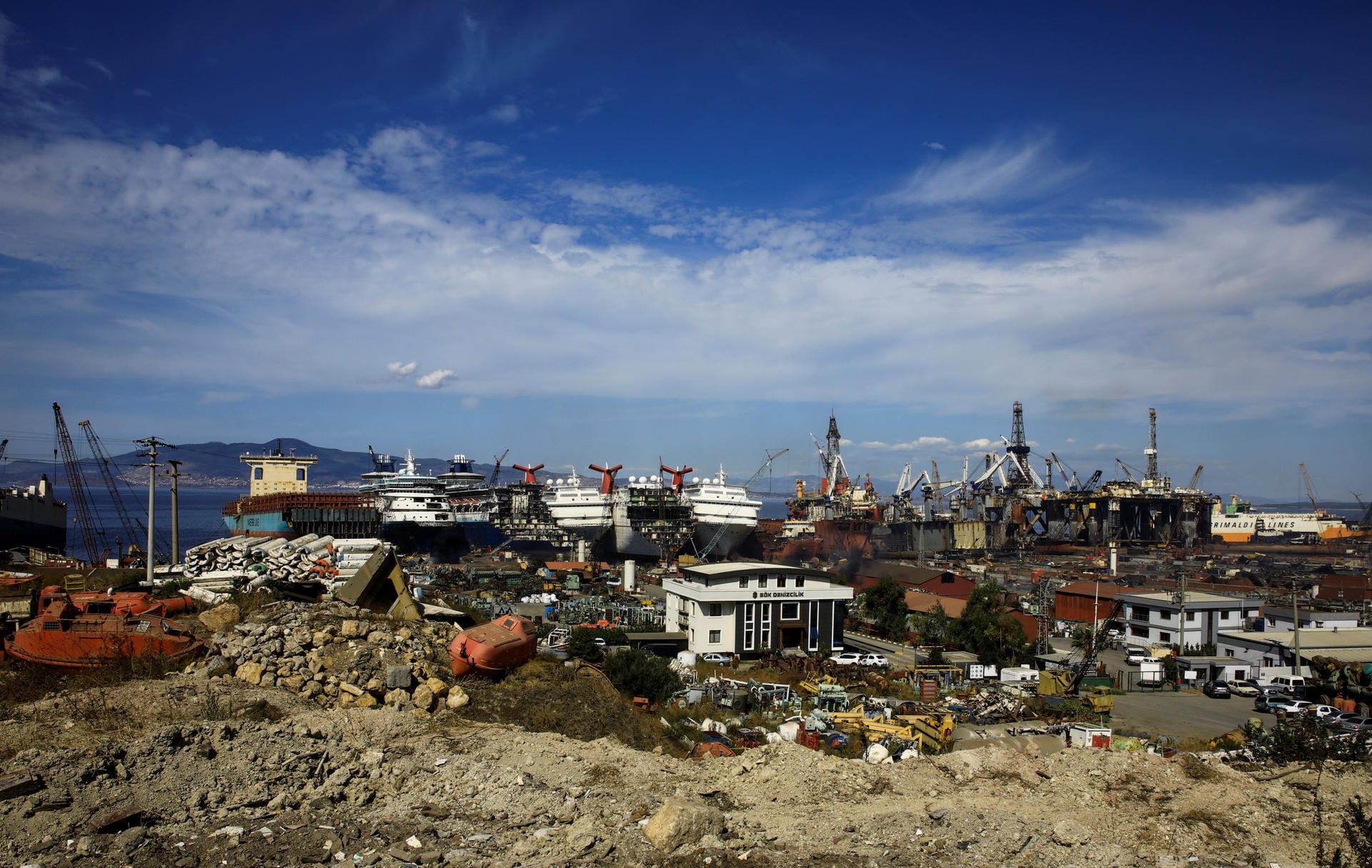 Die Abwrackwerften in Aliaga in Izmir wirken wie ein Friedhof für Kreuzfahrtschiffe.
