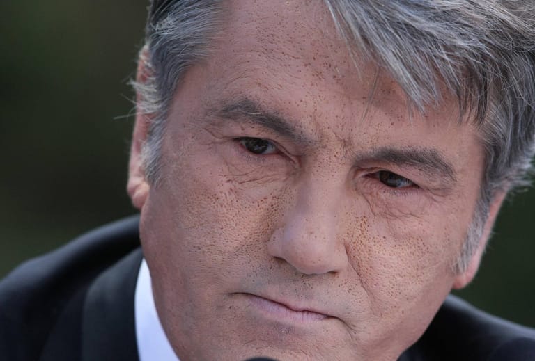 Viktor Juschtschenko (2004): Der damalige Oppositionskandidat und spätere Präsident der Ukraine erkrankte damals schwer. Er beschuldigte später den Kreml. Sein Gesicht trägt bis heute die Spuren der Dioxin-Vergiftung.
