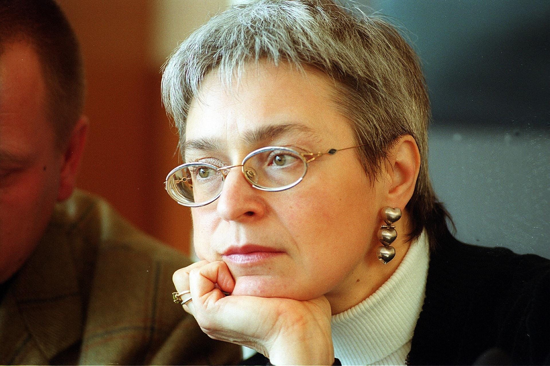 Anna Politkowskaja (2006): Die Journalistin überlebte einen Giftanschlag und wurde später ermordet. Täter und Hintermänner stammen höchstwahrscheinlich aus dem Geheimdienst.