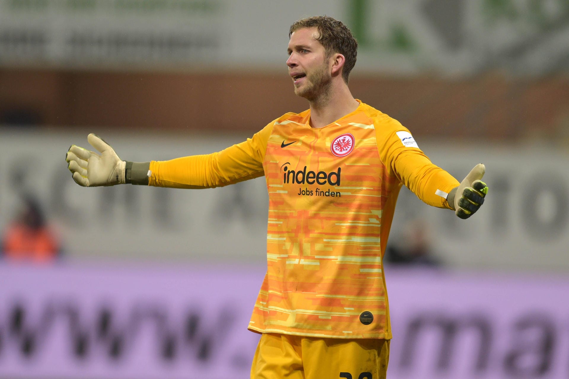 Ersatztorwart Felix Wiedwald verlässt den Fußball-Bundesligisten Eintracht Frankfurt in Richtung des niederländischen Erstligisten FC Emmen.