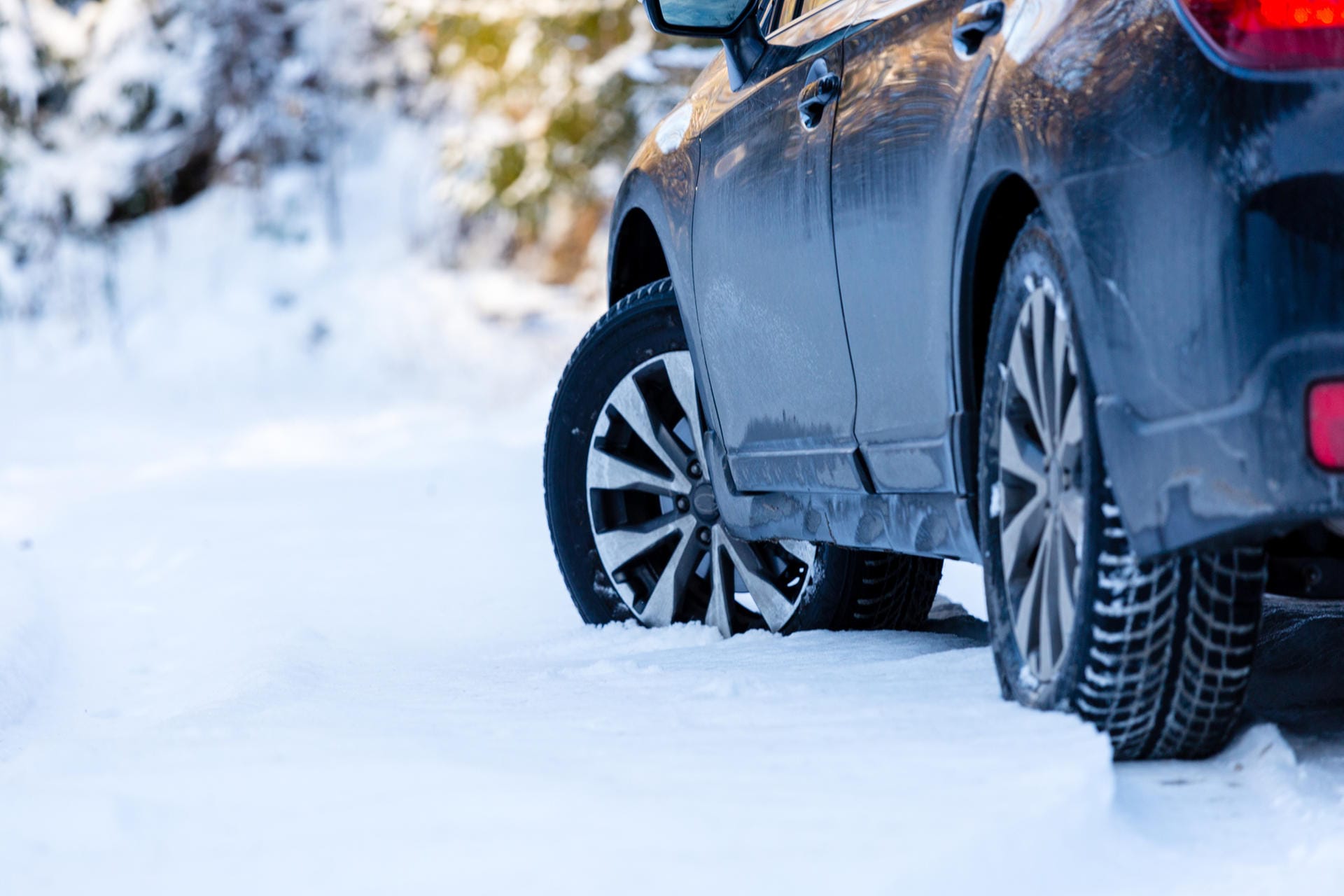 Bei niedrigeren Temperaturen kann der Fahrer mit Winterreifen besser bremsen und souveräner fahren.