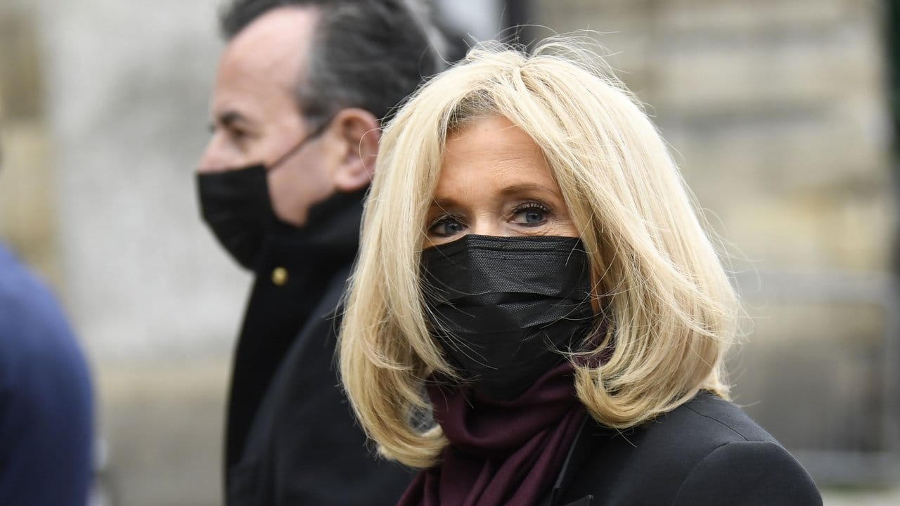 Brigitte Macron, Ehefrau des Präsidenten von Frankreich, bei der Trauerfeier in Paris.