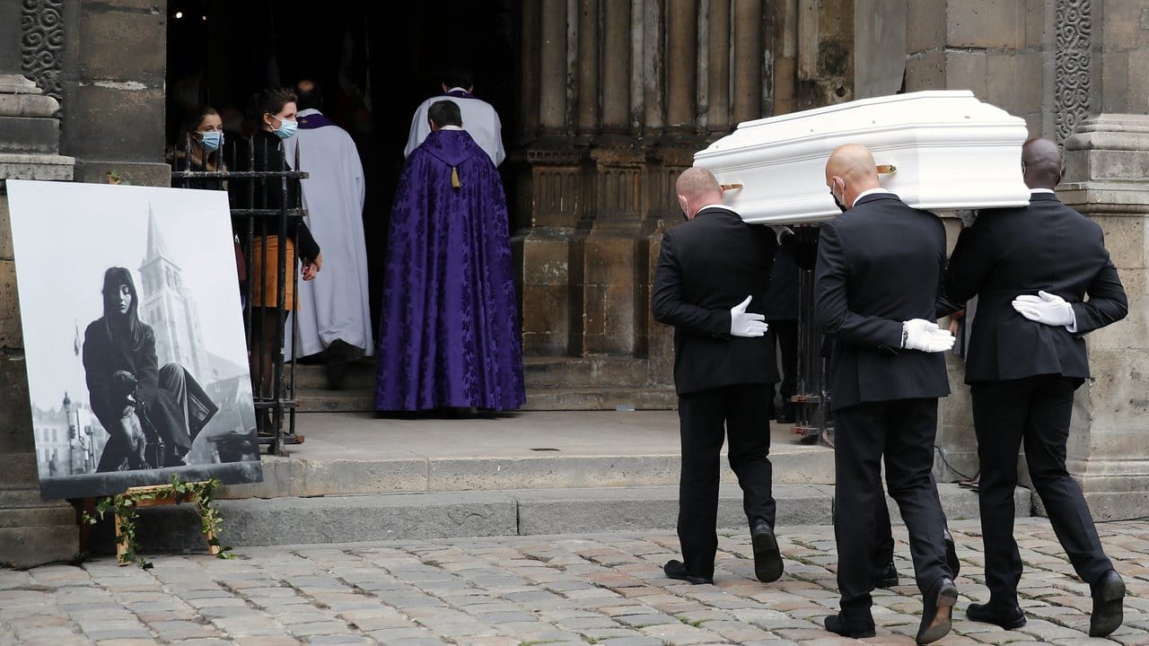 Sargträger tragen den Sarg der französischen Chansonsängerin Juliette Greco in die Kirche St. Sargträger tragen den Sarg der französischen Chansonsängerin Juliette Greco in die Kirche St.