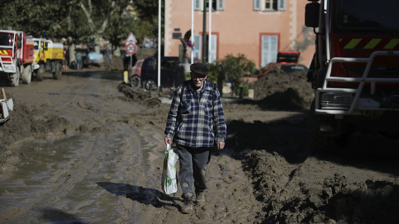 Ein Anwohner geht auf einer Straße im südfranzösischen Breil-Sur-Roya, die nach schweren Regenfällen und Überschwemmungen mit Schlamm überzogen ist.
