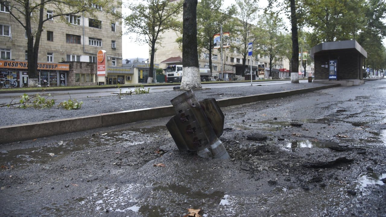 Das nicht explodierte Projektil eines Raketenwerfers steckt nach dem Beschuss durch die aserbaidschanische Artillerie in einer Straße in Stepanakert.