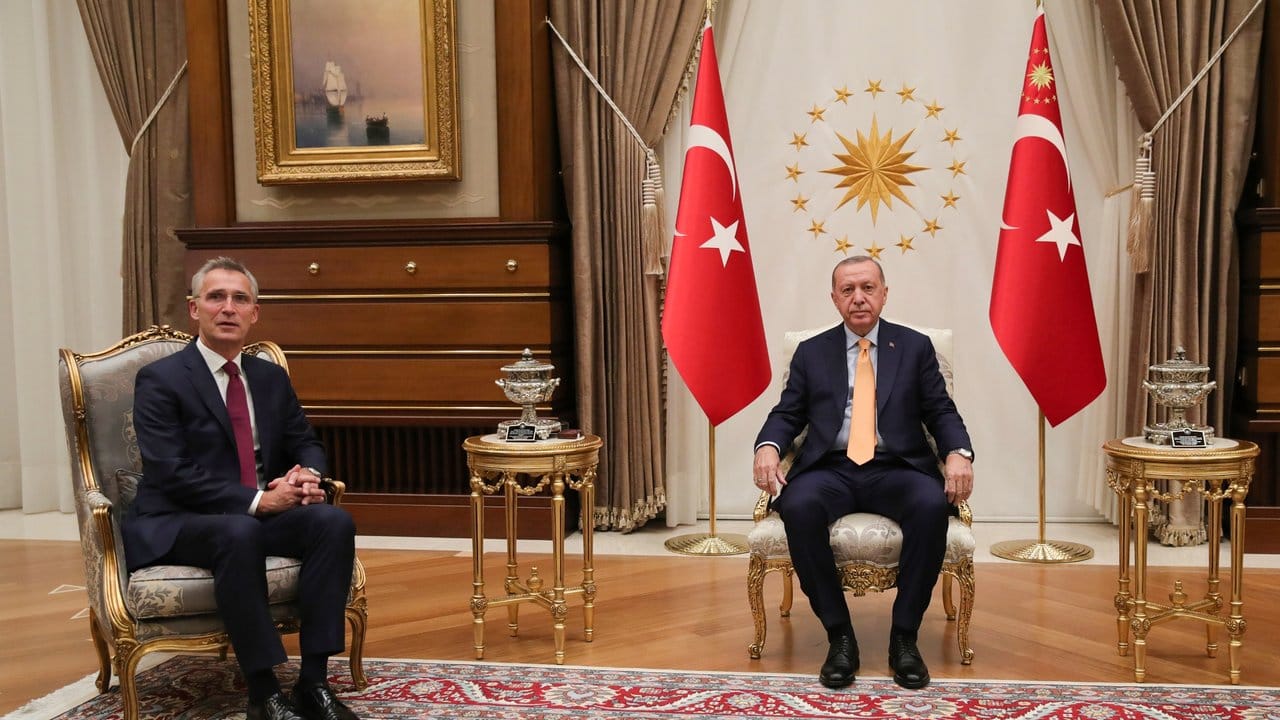 Nato-Generalsekretär Jens Stoltenberg (l) ist für Gespräche mit dem türkischen Staatspräsidenten Recep Tayyip Erdogan und Ministern seines Kabinetts nach Ankara gereist.