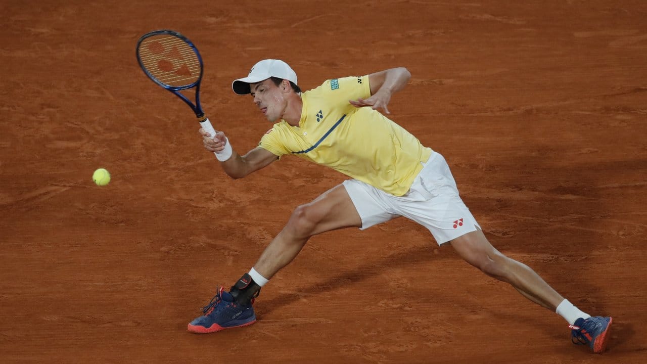 Daniel Altmaier unterlag dem Spanier Pablo Carreno Busta im French Open-Achtelfinale in drei Sätzen 2:6, 5:7, 2:6. Daniel Altmaier unterlag dem Spanier Pablo Carreno Busta im French Open-Achtelfinale in drei Sätzen 2:6, 5:7, 2:6.