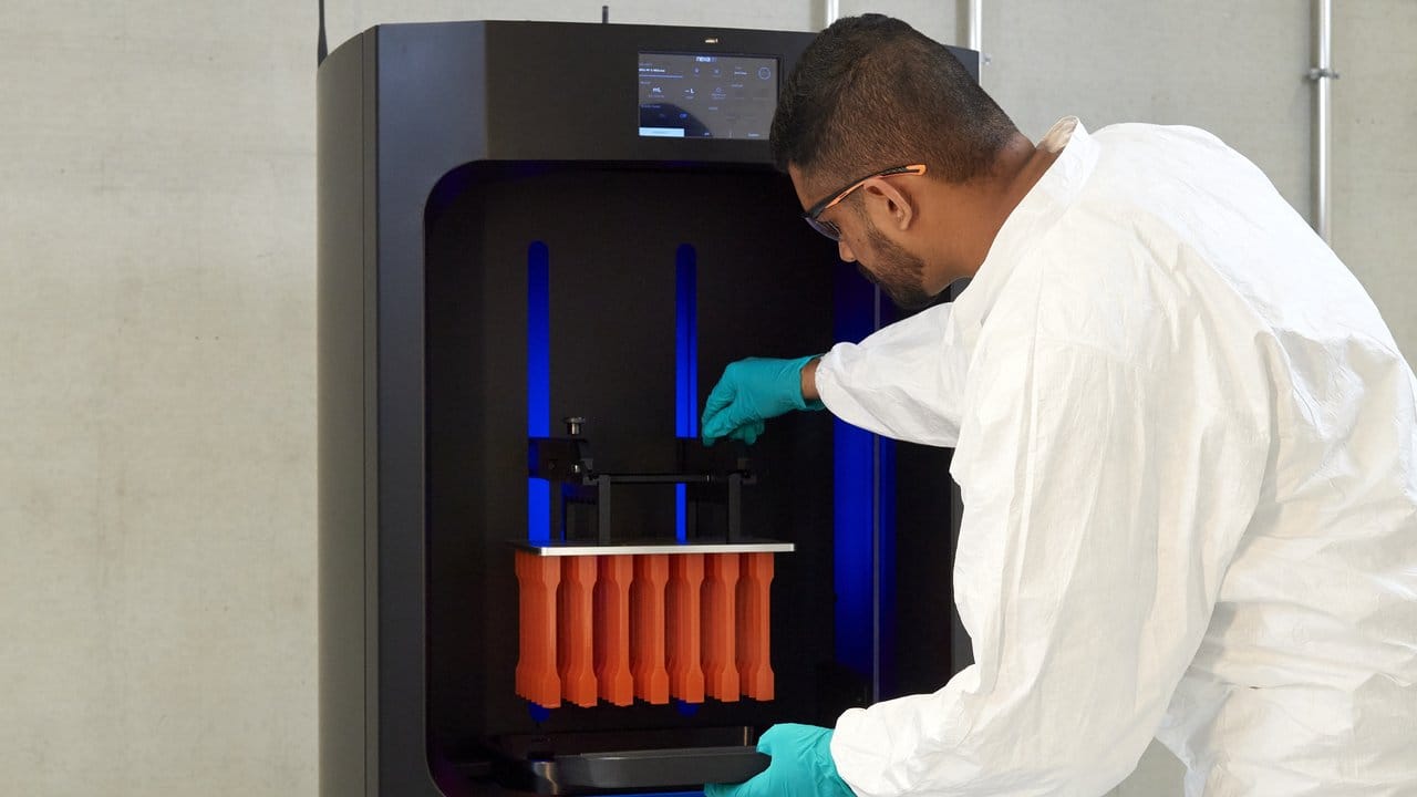 Ein industrieller 3D-Drucker mit fertigen Plastikteilen.