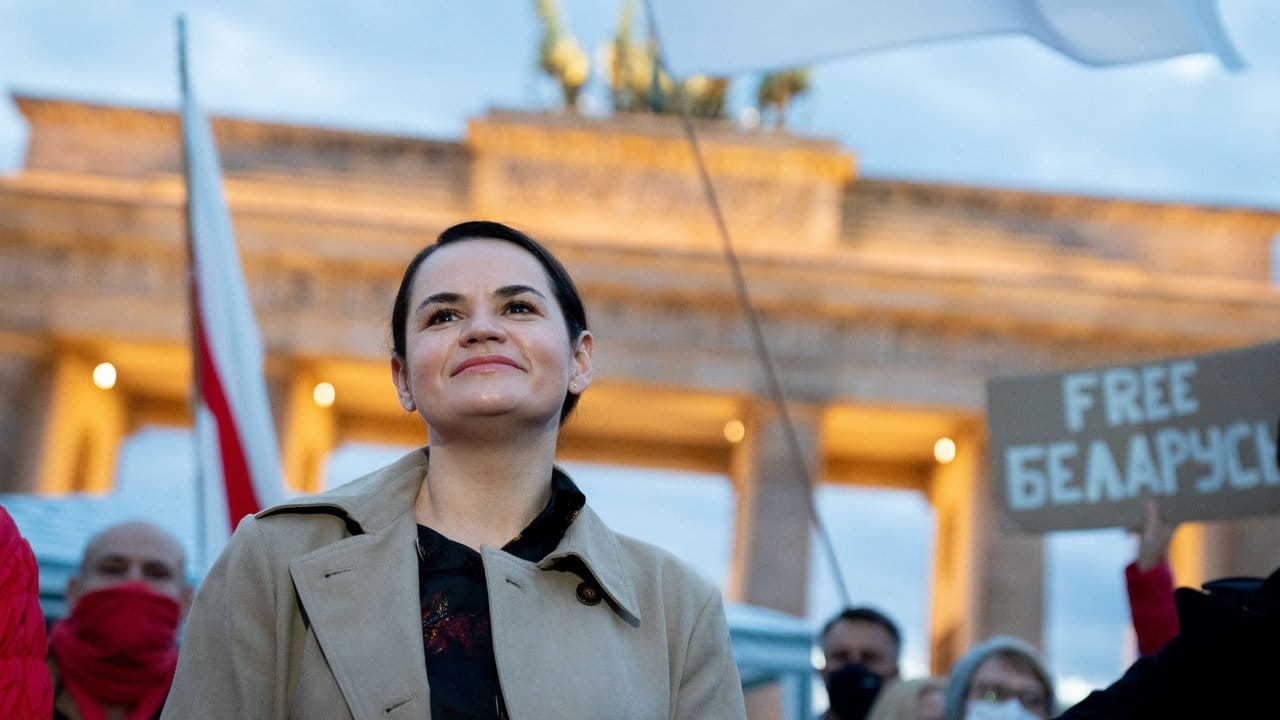 Swetlana Tichanowskaja wird von Anhängern am Brandenburger Tor in Berlin begrüßt. Swetlana Tichanowskaja wird von Anhängern am Brandenburger Tor in Berlin begrüßt.