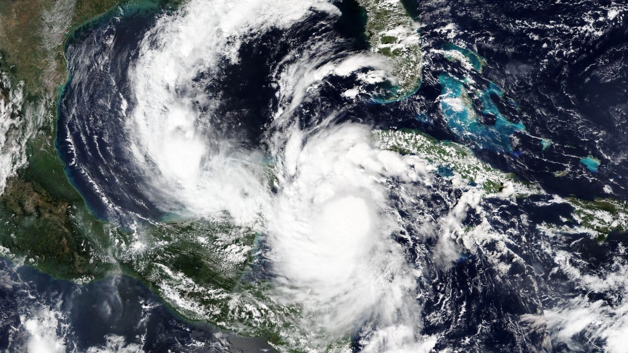 Dieses von der NASA veröffentlichte Satellitenbild zeigt den Hurrikan "Delta" aus dem Weltraum.