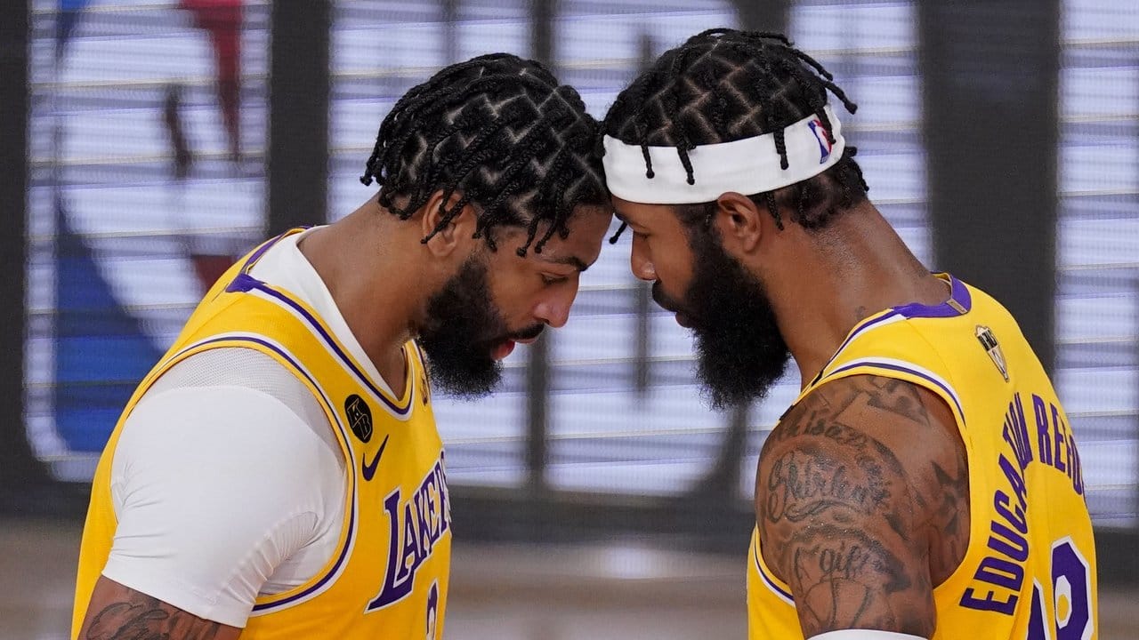 Anthony Davis (l) und Markieff Morris von den Los Angeles Lakers stecken die Köpfe zusammen.