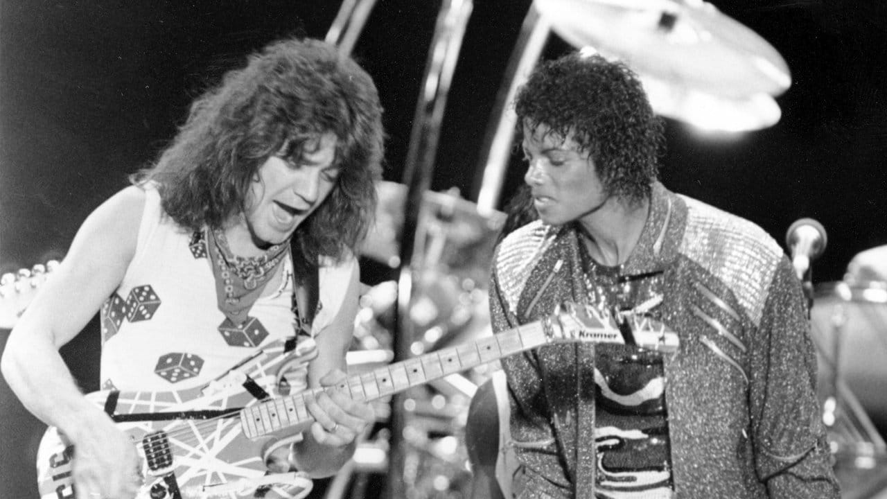 Gitarrist Eddie Van Halen (l) spielt "Beat It" mit Michael Jackson 1984 bei Jacksons "Victory Tour" -Konzert in Irving.