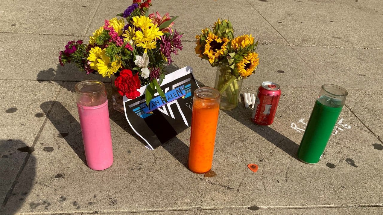 Blumen und Kerzen für Eddie Van Halen auf dem Bürgersteig in Pasadena.