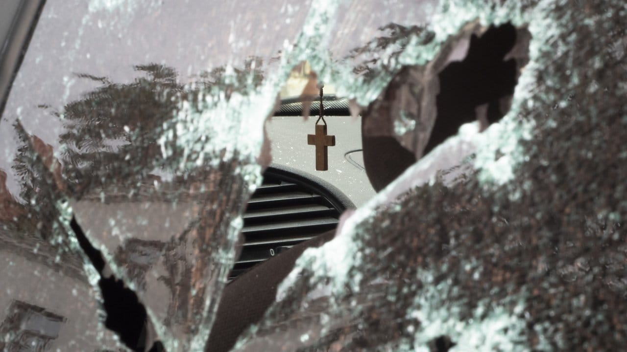Ein Kruzifix hängt in einem Auto, das durch Beschuss durch aserbaidschanische Artillerie während eines militärischen Konflikts in selbsternannten Republik Berg-Karabach beschädigt wurde.
