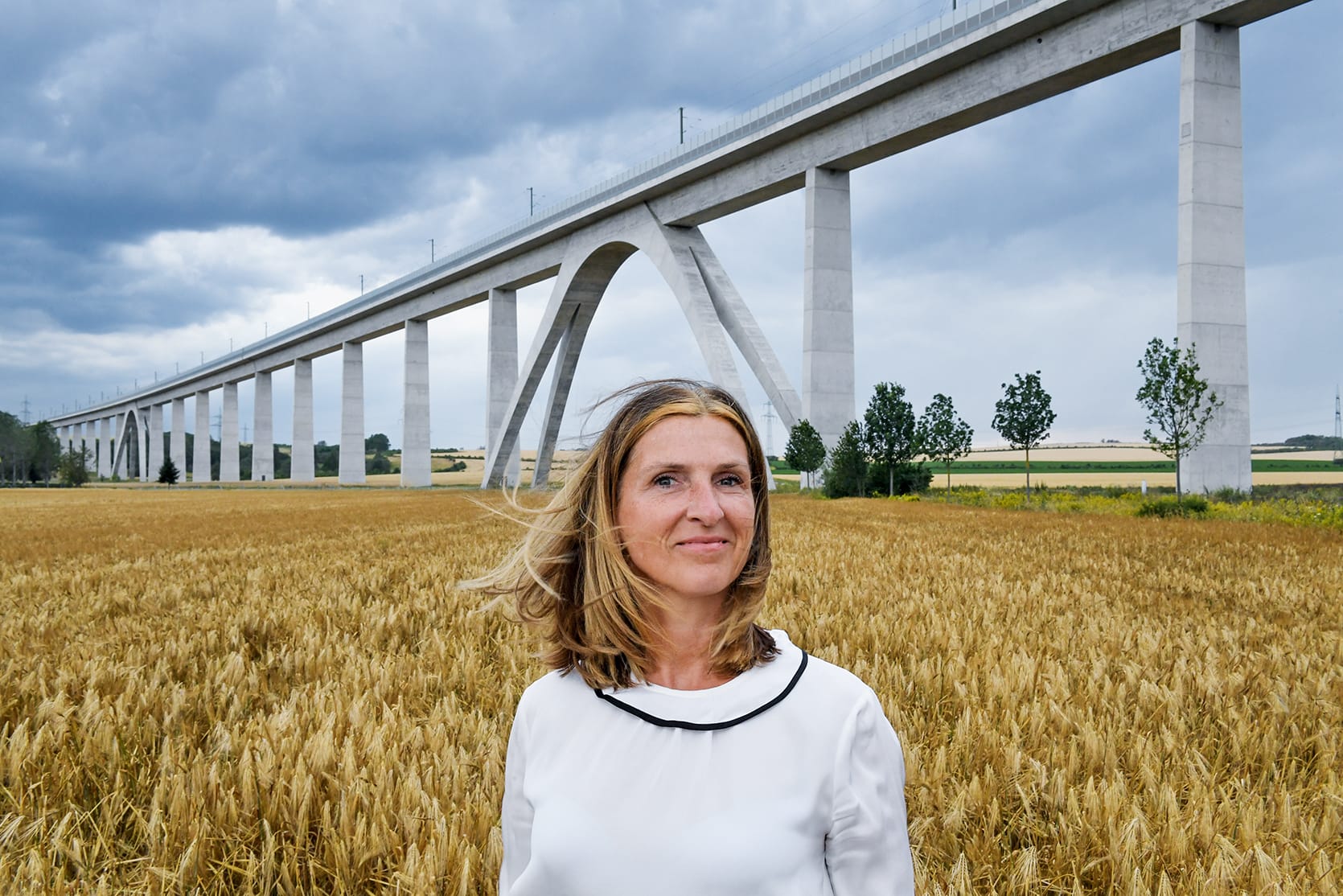 "Die Urgesteine hatten kein Problem damit, sich von einer jungen Frau etwas sagen zu lassen", sagt Anja Vehlow über die Arbeit mit den Kollegen, die länger im Geschäft waren als sie. Als technische Projektleiterin war Vehlow für den Bau der Strecke zwischen Erfurt und Leipzig/Halle zuständig.