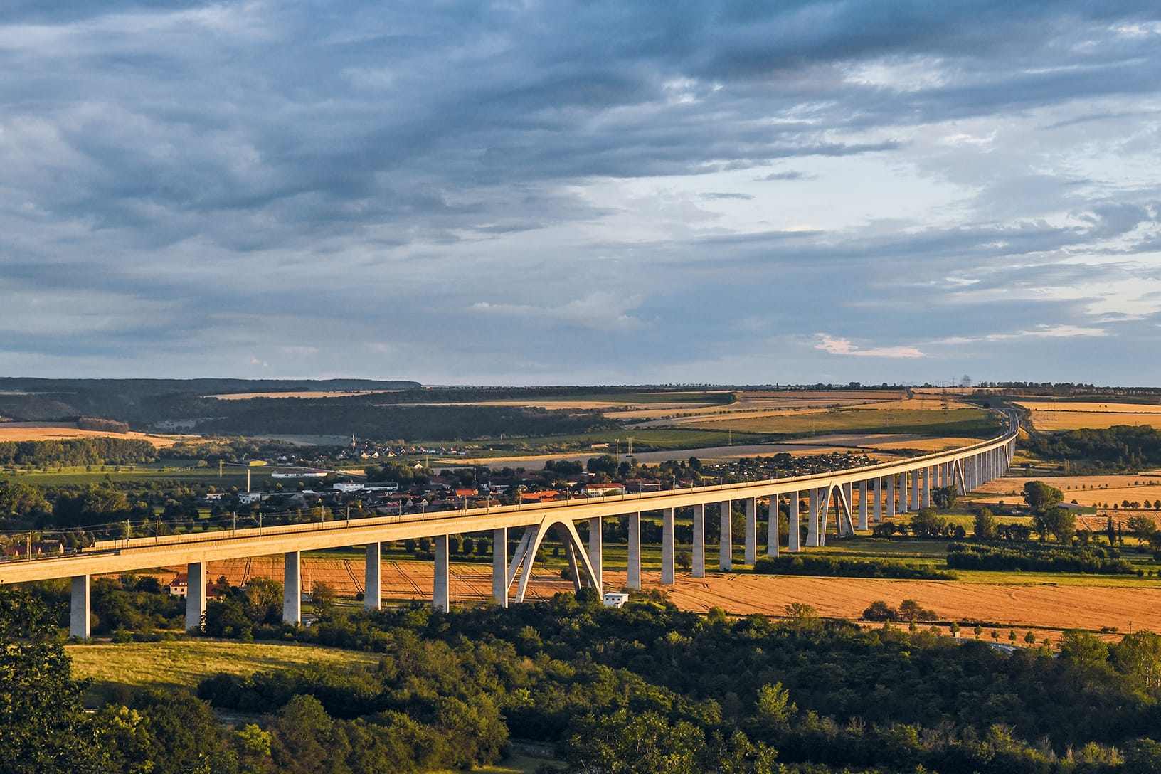 Brücken gibt es auf der Strecke zwischen Leipzig/Halle und Nürnberg viele. So wie die Unstruttalbrücke ...