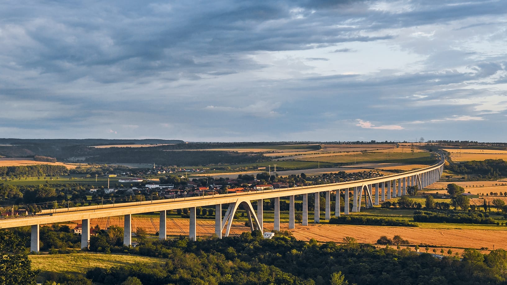 Brücken gibt es auf der Strecke zwischen Leipzig/Halle und Nürnberg viele. So wie die Unstruttalbrücke ...