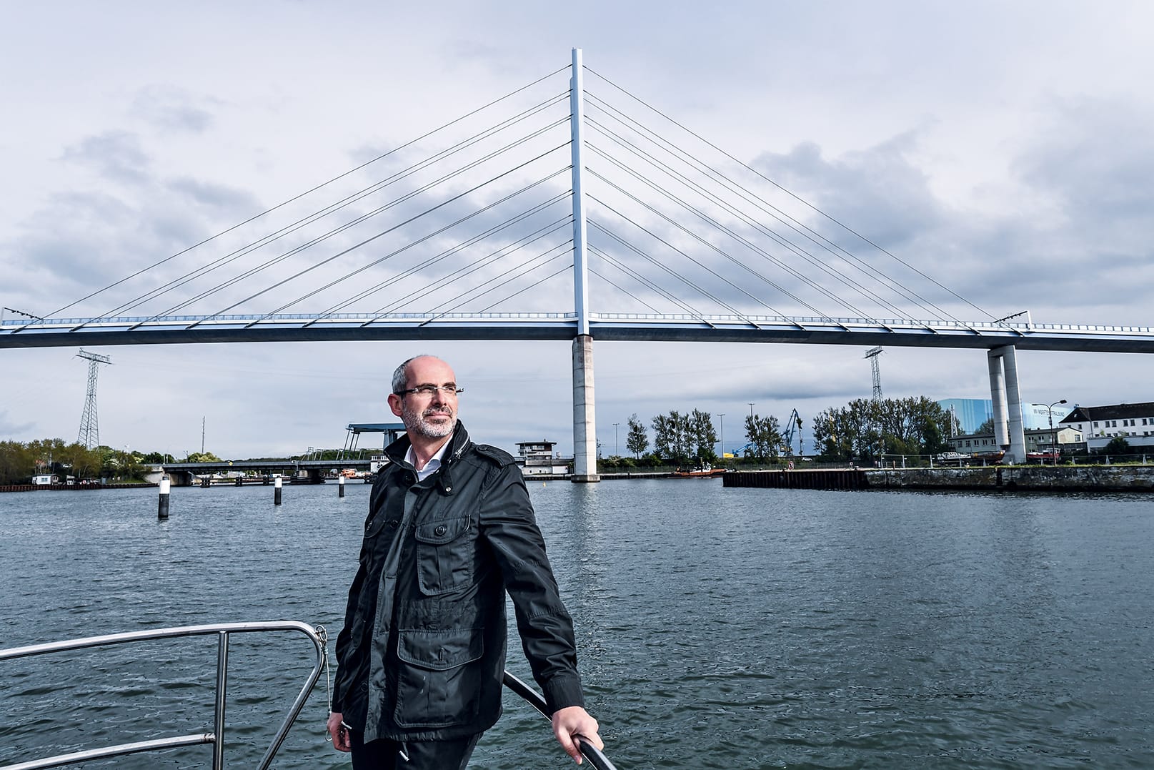 "Über das Aussehen der Brücke haben wir viel diskutiert. Doch die finale Idee wurde in einem italienischen Restaurant im Stralsunder Hafen geboren", sagt der Architekt der Rügenbrücke André Keipke.