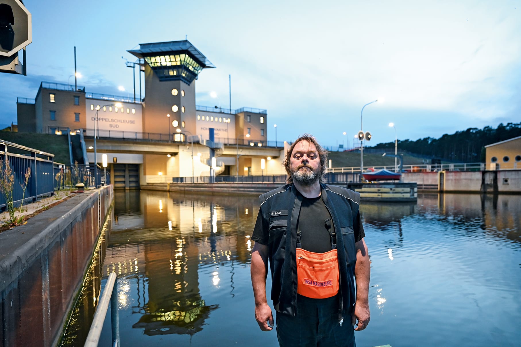 "Als ich eines Tages aus dem Baucontainer blickte und sah, wie die Masten für die Schleusensignale aufgestellt wurden, musste ich mir die Augen reiben", erinnert sich Burkhard Scheer, der am Bau der Schleuse beteiligt war. Es sei wie vermutet gewesen: "Die Masten waren falsch ausgerichtet."