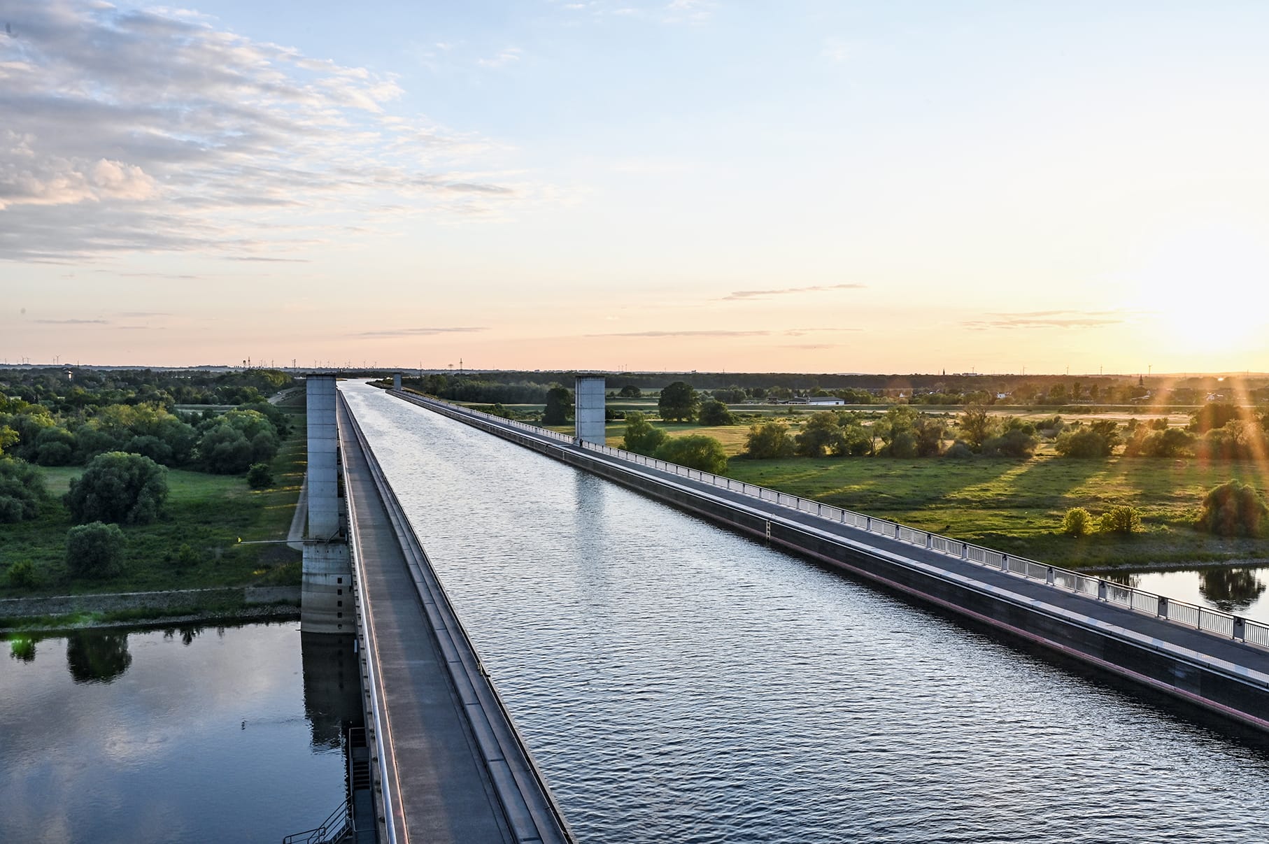 ... überquert der Mittellandkanals die Elbe in einer Trogbrücke.