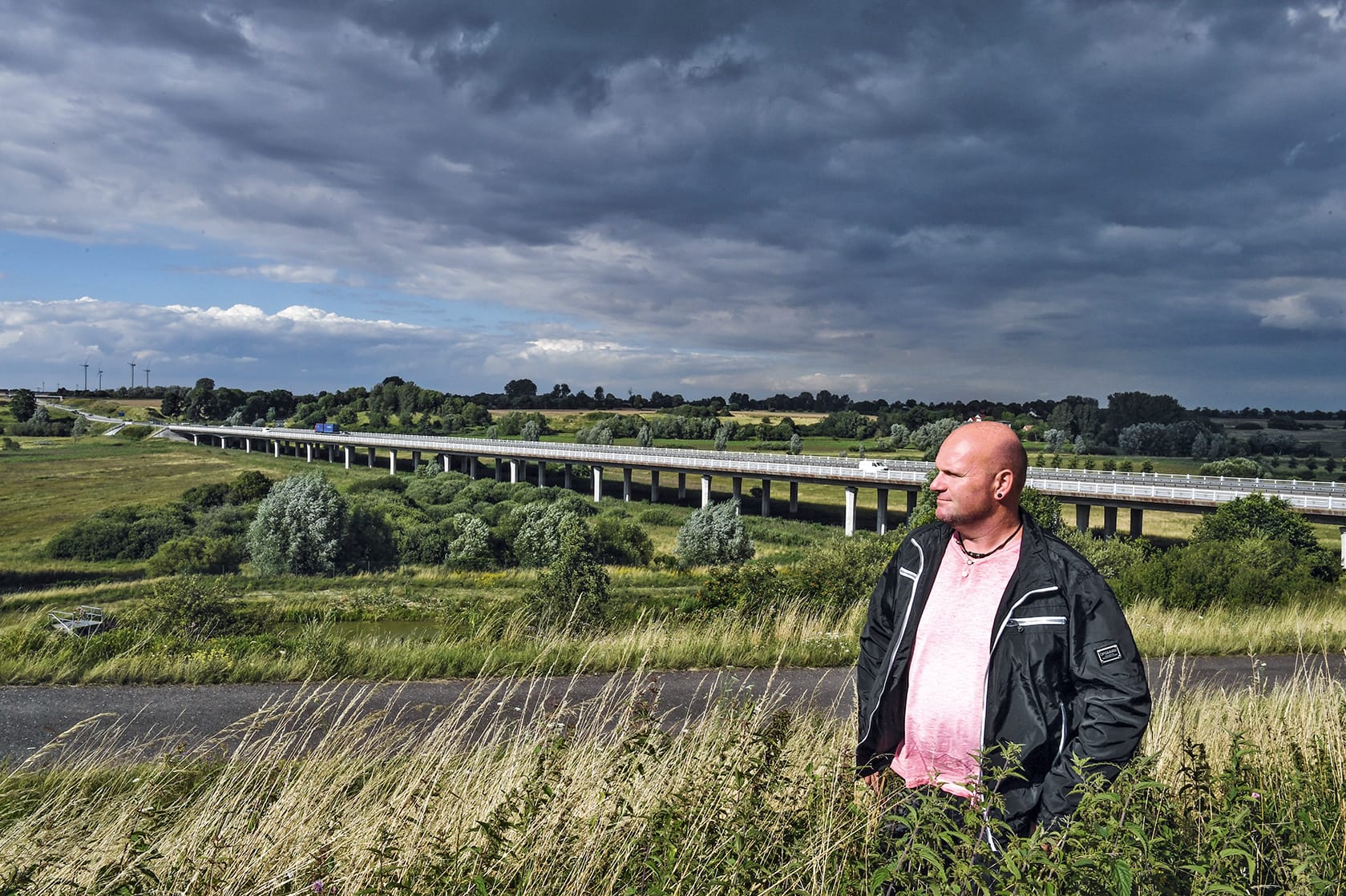 "Eine Geschichte ist mir besonders im Kopf geblieben", erinnert sich Enrico Aberspach, der als Straßenbauer einen Teil der A20 mitgebaut hat. "Ein Lkw wollte unter der Brücke durchfahren, hatte aber vergessen, dass die Kippmulde hinten nach oben ausgefahren war."