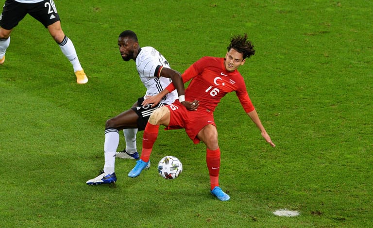 Antonio Rüdiger (bis 59.): Dem Chelsea-Verteidiger merkte man die fehlende Spielpraxis an. Unkonzentriertheiten im Zweikampfverhalten, leichtfertige Ballverluste. Verursachte in der 11. Minute den Freistoß, der zur ersten Chance der Türken führte. Sah dafür Gelb und konnte sich insgesamt weder für Löw noch Chelsea empfehlen. Note 5