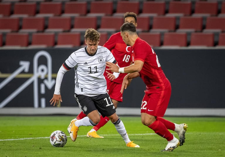 Luca Waldschmidt: Scheiterte in der Anfangsphase mit der ersten Chance des Spiels am türkischen Schlussmann Günök. Ihm fehlte danach dann die Bindung zum Spiel, ließ sich deshalb etwas fallen, um mehr Spielanteile zu generieren. In der 41. dann aber mit der bis dato besten Möglichkeit der ersten Halbzeit. Nach der Pause dann besser im Spiel. Mit seinem tollen ersten Länderspieltreffer zum 3:2 fast der Matchwinner. Note 2